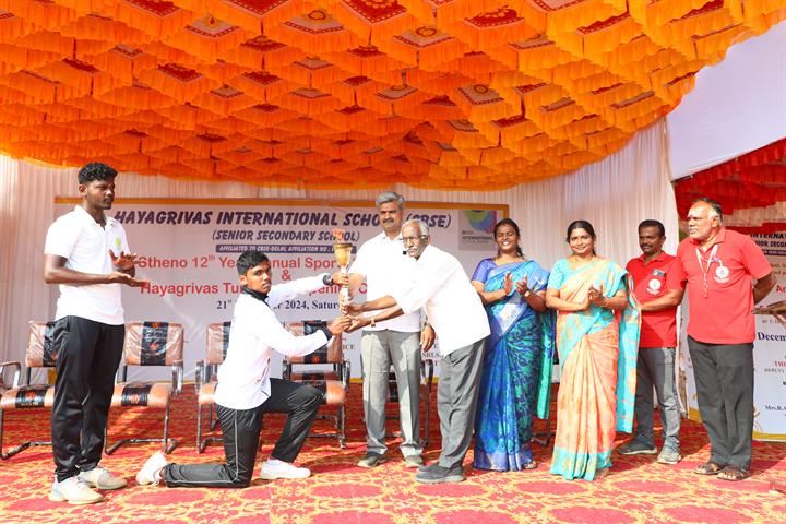 The torch is handed over at the opening of Hayagrivas Turf